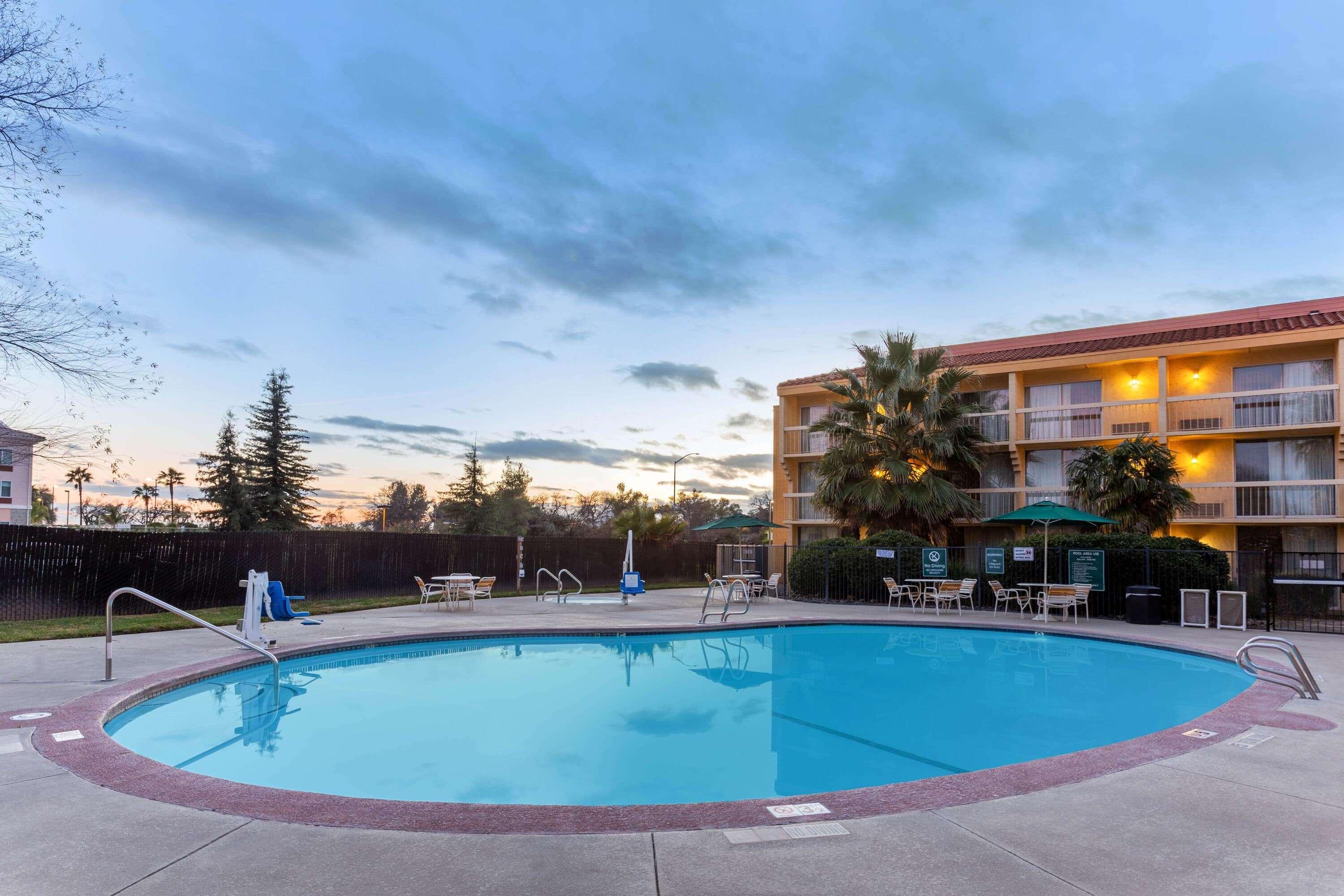 La Quinta By Wyndham Redding Hotel Bagian luar foto